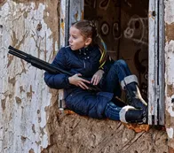 “乌克兰棒棒糖女孩持枪反抗俄军”不实